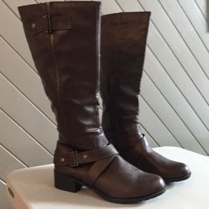 Brown winter boots.